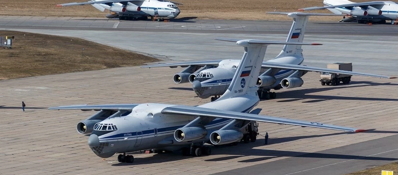 Βίντεο: Εντυπωσιακές εικόνες από την προσγείωση μεταφορικού Il-76 με συνοδεία επιθετικών ελικοπτέρων